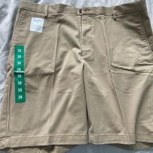 Izod stretch short flat front in size 38” waist. Color is cedar wood khaki